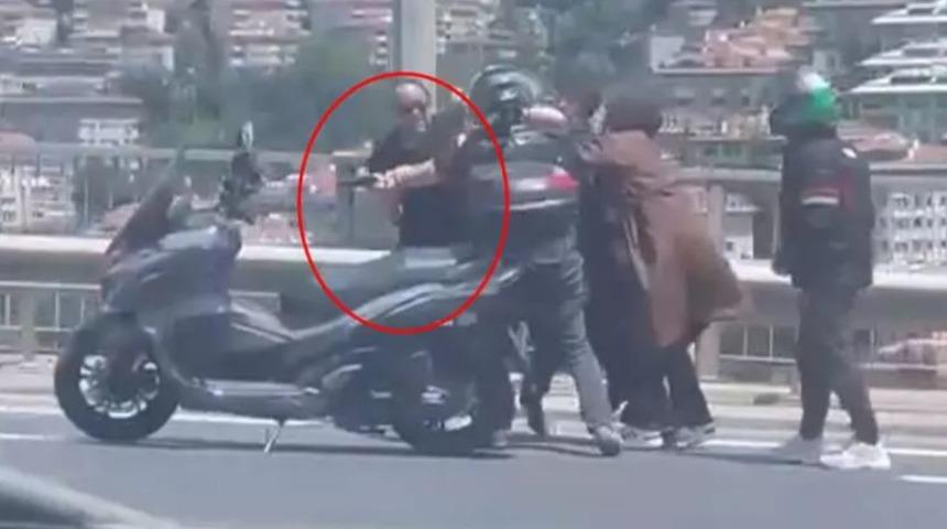 15 Temmuz Şehitler Köprüsü çıkışında panik anları! Bir anda silahını çekti