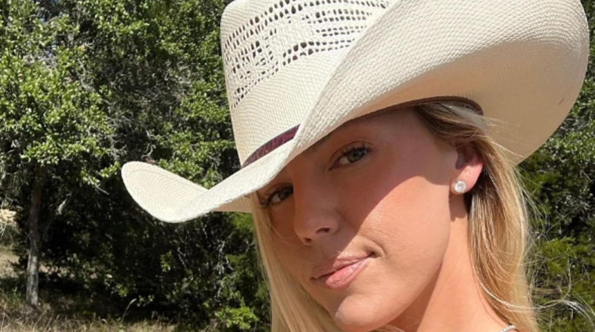 Sıcak havaya daha fazla dayanamadı! Sosyal medya fenomeni Jenna Lee çareyi bikiniyle araba sürmekte buldu