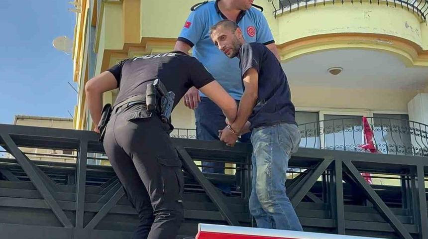 Bir garip olay! Bu kez baltayı taşa vurdular... Kaçarken klimanın demirine asılı kaldılar