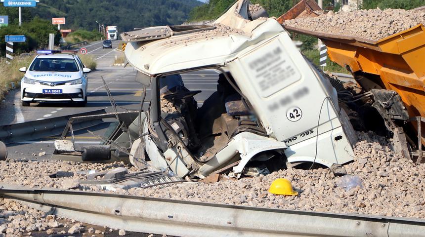 Freni patlayan kamyon D-100 kara yoluna uçtu! 2 kişi yaralandı