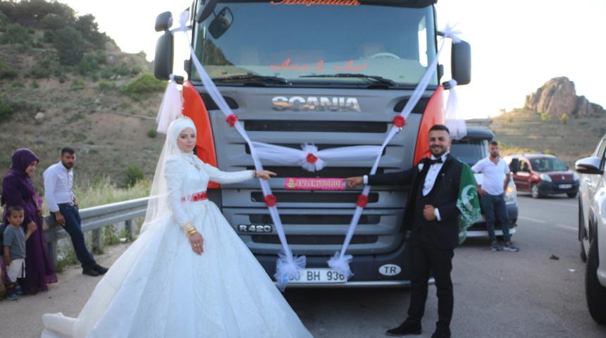 Çocukluk hayalini gerçekleştirdi: Tokatlı çift, tırı gelin aracı yaptı!