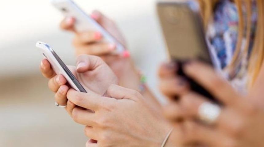 Akıllı telefon bağımlılığı akademik başarıyı d&uuml;ş&uuml;r&uuml;yor