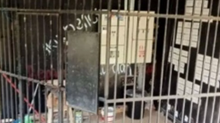 Öğretmenin 7 yaşındaki çocuğa verdiği ceza çok konuşuldu! Yaramazlık yaptığı için demir bir kafesin içine hapsetti