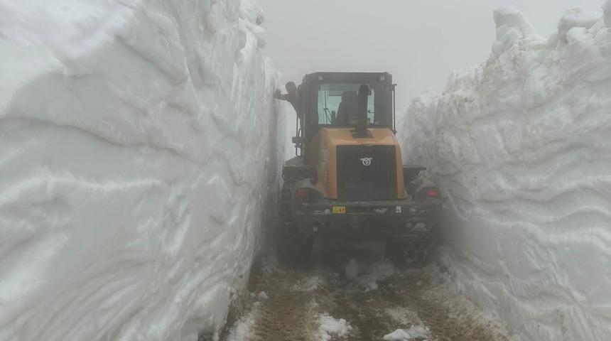 Temmuz ayında karla mücadele ediyorlar! Kar kalınlığı 2 metreyi buluyor 