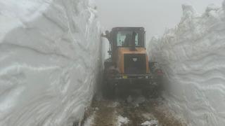 Temmuz ayında karla mücadele ediyorlar! Kar kalınlığı 2 metreyi buluyor 
