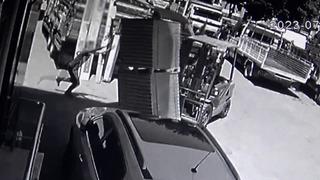 Erzurum’da 14 yaşındaki çocuğun feci ölümü! Bir anda yıkılan paletlerin altında kaldı... O anlar kamerada