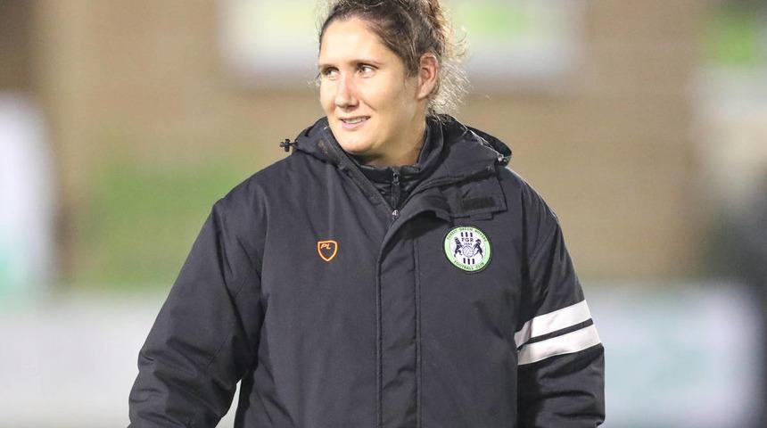 Hannah Dingley, İngiliz futbolunun profesyonel liglerdeki ilk kadın teknik direktörü oldu