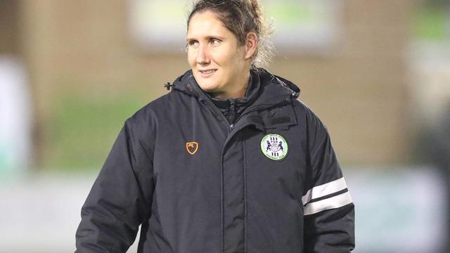 Hannah Dingley, İngiliz futbolunun profesyonel liglerdeki ilk kadın teknik direktörü oldu