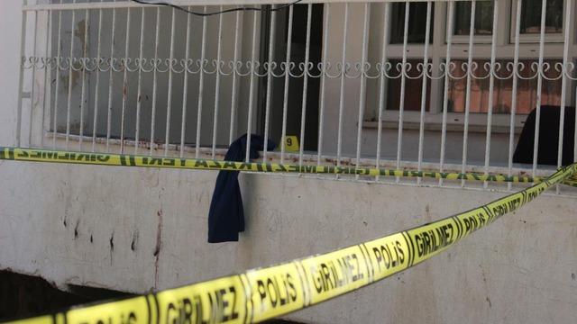 Eşini 6 yerinden bıçakladı, komşuları linç girişiminde bulundu! Polis, zırhlı araçla mahalleden çıkarabildi