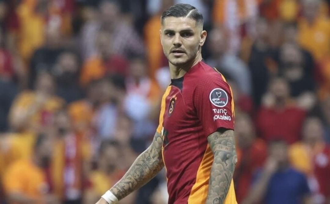 Fenerbah&ccedil;e derbisine sayılı g&uuml;nler kala Icardi'nin sa&ccedil;larını kestirirken &ccedil;ekilen o fotoğrafı sosyal medyayı salladı! "Sakat mı?"