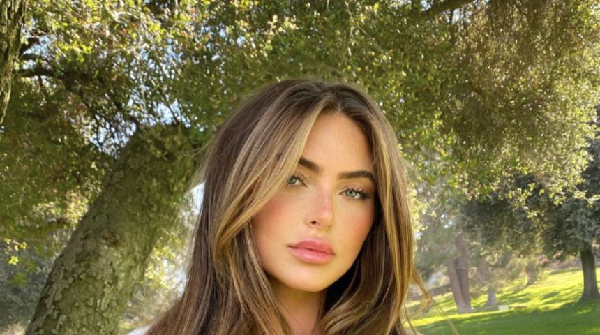 Sosyal medya fenomeni Julia Sandoval otel odasının perdelerini açıp resmen şov yaptı! Yarı çıplak pozu olay yarattı