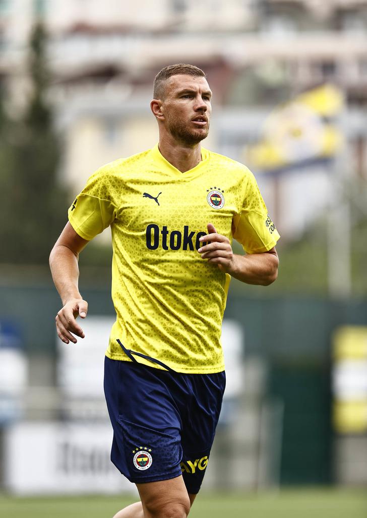 Fenerbahçe'nin yeni transferi Edin Dzeko sahaya indi! O görüntüleri gündem oldu G4