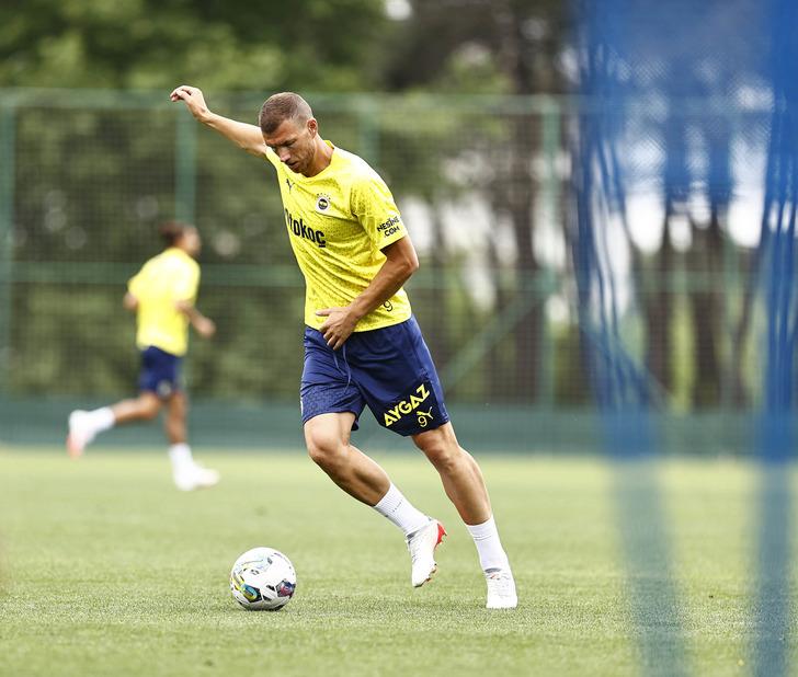 Fenerbahçe'nin yeni transferi Edin Dzeko sahaya indi! O görüntüleri gündem oldu G3