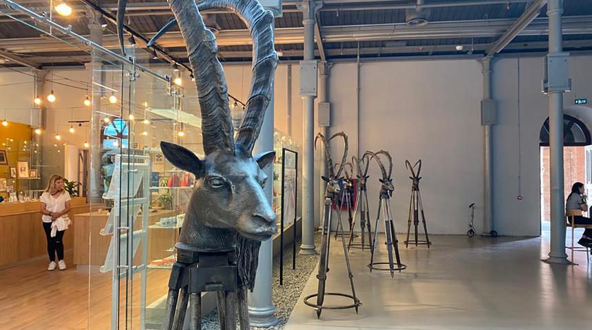 Feshane'de 'satanist heykel' krizi: Güvenlik ekipleri devreye girdi, İBB suç duyurusunda bulundu! Sanatçılar saldırıyı protesto etti