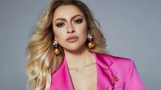 Hadise kravat takıp dekolteli poz verdi! Minicik eteğiyle araba pozu olay