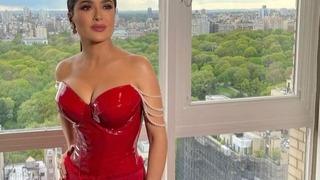 Salma Hayek sezonu açtı! Bikinisini giyip kıvrımlarını sergiledi