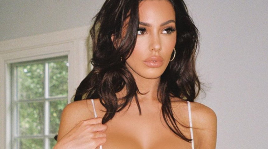 Sosyal medya fenomeni Paige Woolen göğüslerine küçük gelen bikinisiyle resmen şov yaptı! “Giymesen de olurdu”