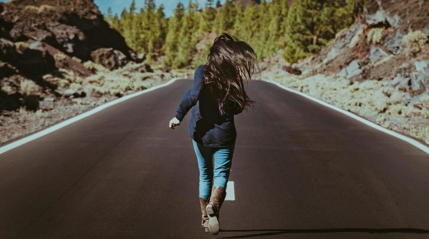 'Otoyolda bir kadının koştuğunu gördüm' Sosyal medyadan tanıştı... Dehşeti yaşadı! 'Beni öldürüp gömmek için yer kazdılar'