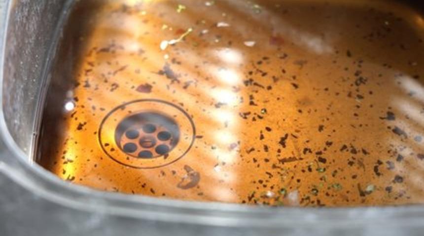 Tesisat&ccedil;ıların sır gibi sakladığı tıkanmış lavabo a&ccedil;ma y&ouml;ntemi! İki malzeme ile şıp diye a&ccedil;ıyor