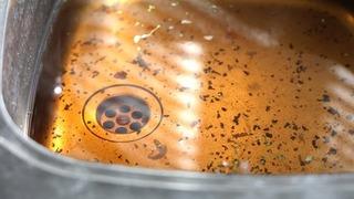 Tesisatçıların sır gibi sakladığı tıkanmış lavabo açma yöntemi! İki malzeme ile şıp diye açıyor