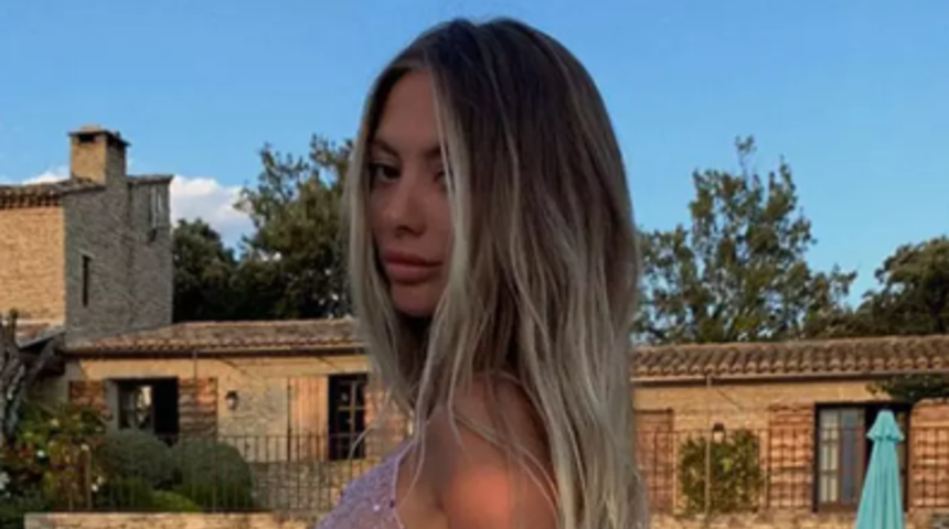 Sosyal medya fenomeni Mathilde Tantot ayna pozuyla Instagram’ı alev alev yaktı! Tişörtünü yukarı doğru kaldırıp göğüslerini gösterdi