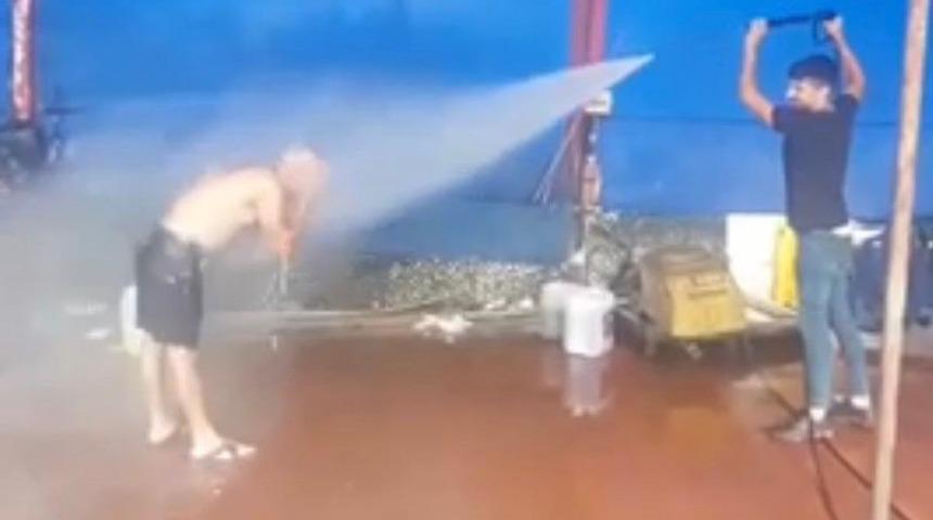 Ümraniye’de sıcaktan bunalan adam oto yıkamacıda böyle serinledi