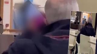 Alışveriş merkezinin ortasında müstehcen film izledi! Sesini duyabilmek için telefonu kulağına götürünce fena yakalandı