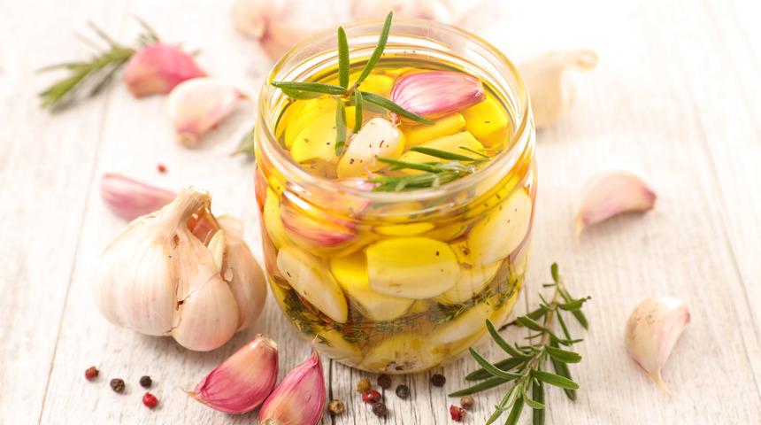 Sarımsak yağının sa&ccedil;a faydaları: Sarımsak yağı sa&ccedil; d&ouml;k&uuml;lmesini engeller mi?	