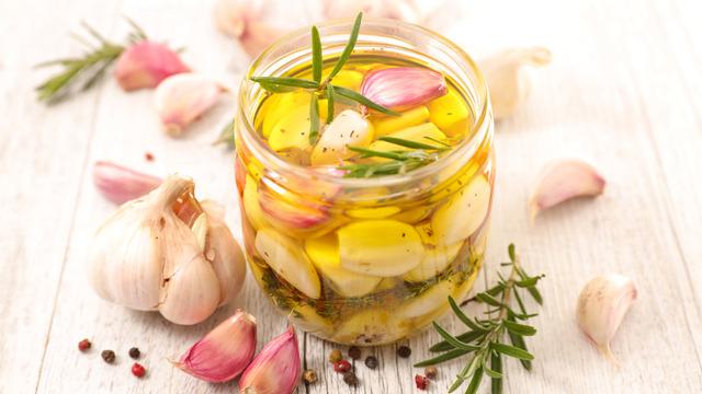 Sarımsak yağının saça faydaları: Sarımsak yağı saç dökülmesini engeller mi?	