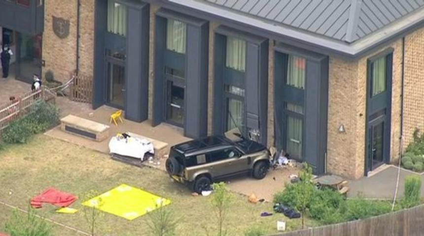 İngiltere’nin başkenti Londra’da endişelendiren kaza! Araç ilkokula çarptı: 7’si çocuk 9 kişi yaralandı