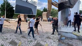 İBB'ye bağlı yıkım ekiplerine silah çektiler! Beylikdüzü'ndeki yıkımda olay çıktı... Üstlerine pitbull saldılar