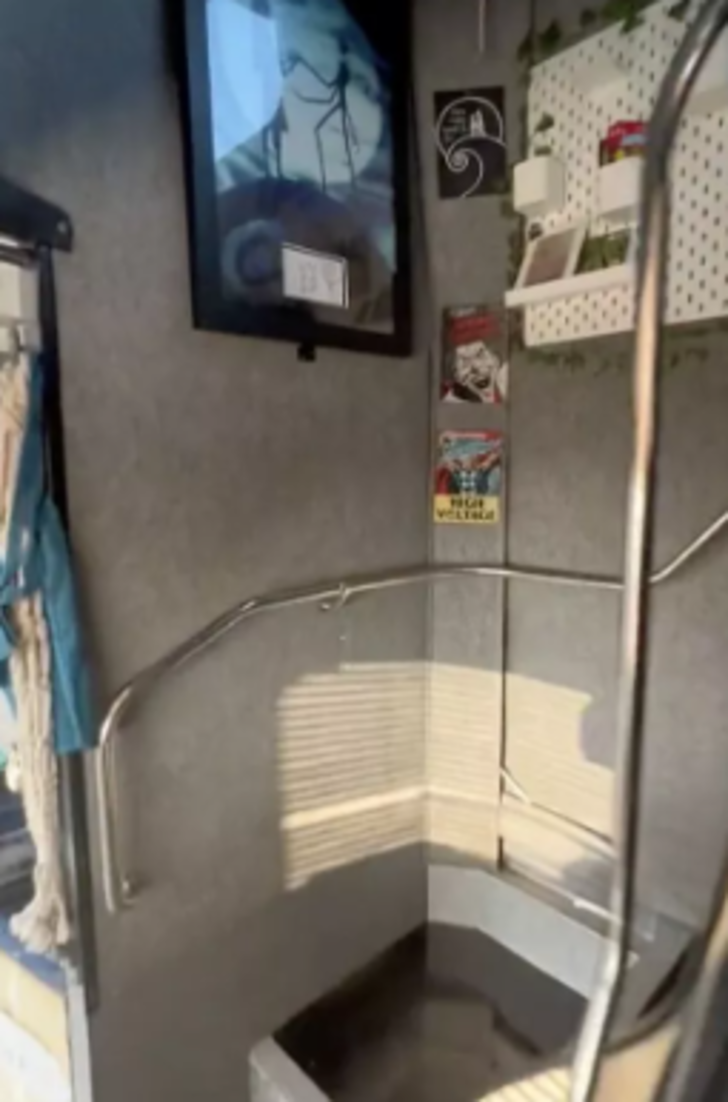 Kira masraflarından sıkılınca çareyi otobüse taşınmakta buldular! “6 kişilik ailemizi otobüse taşıdık” G1