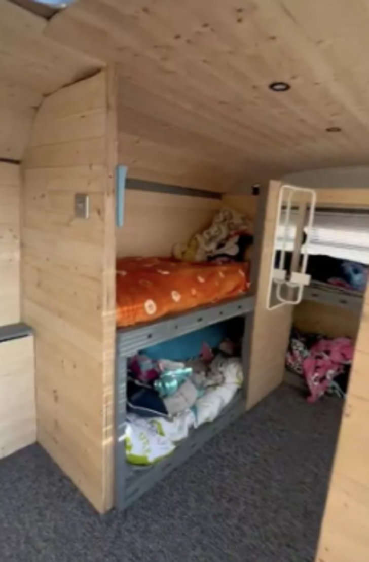 Kira masraflarından sıkılınca çareyi otobüse taşınmakta buldular! “6 kişilik ailemizi otobüse taşıdık” G2