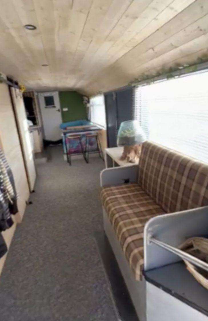 Kira masraflarından sıkılınca çareyi otobüse taşınmakta buldular! “6 kişilik ailemizi otobüse taşıdık” G4