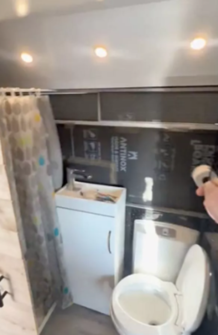 Kira masraflarından sıkılınca çareyi otobüse taşınmakta buldular! “6 kişilik ailemizi otobüse taşıdık” G5