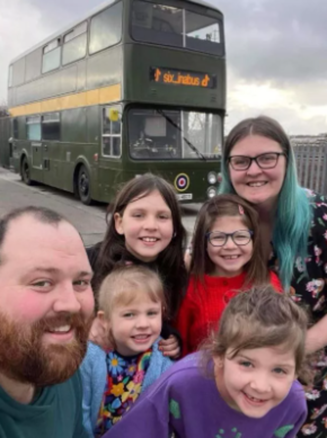 Kira masraflarından sıkılınca &ccedil;areyi otob&uuml;se taşınmakta buldular! &ldquo;6 kişilik ailemizi otob&uuml;se taşıdık&rdquo;