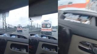 Trafik magandaları yine iş başında! Ambulansın arkasına takılan bir araç takip mesafesini koruyamayarak ambulansa çarptı... O anlar saniye saniye kaydedildi