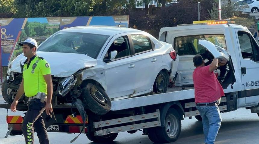 Üsküdar'da otomobil kaldırıma çarparak savruldu: 3 kişi yaralandı
