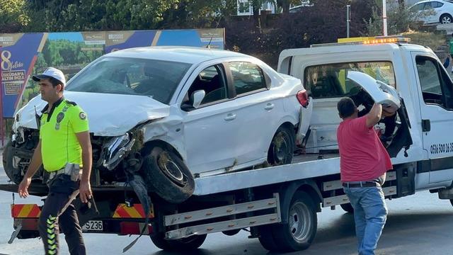 Üsküdar'da otomobil kaldırıma çarparak savruldu: 3 kişi yaralandı