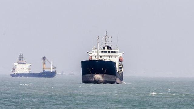 İran, Basra Körfezi'nde ticari gemiye el koydu!