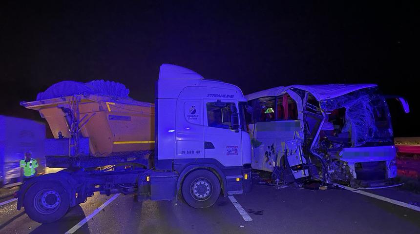 Anadolu Otoyolu'nda feci kaza! Tır ile otobüs çarpıştı: Çok sayıda yaralı var