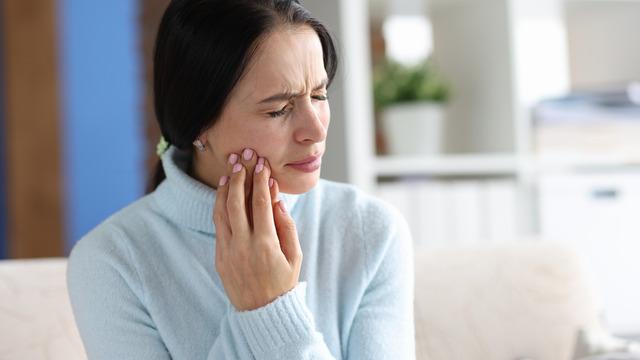 Çene ağrısı kulağa vurur mu? Kulak ağrısı çene eklemi iltihabı belirtisi mi?