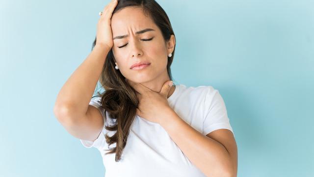 Boğaz ağrısı kulağa vurur mu? Yutkunurken boğazda ve kulakta ağrı neden olur?