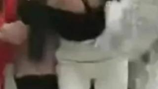 Mağazada bir anda ortalık karıştı! “Metres” diye bağırıp saldırdılar... Kıyafetlerini çıkartmaya zorlayıp saçlarını kestiler