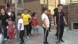 Çocuk sesinden rahatsız oldu yaptıkları pes dedirtti! Önce hakaret, sonra saldırı iddiaları: Çamaşır sulu...