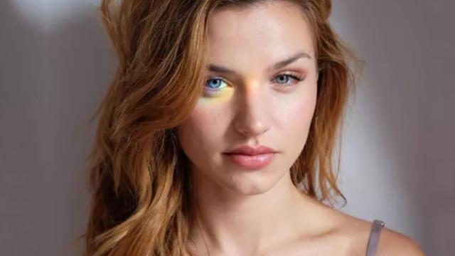 Elite'in kızıl güzeli Mirela Balic dantel crop giyip poz verdi! İddialı tarzına beğeni yağdı