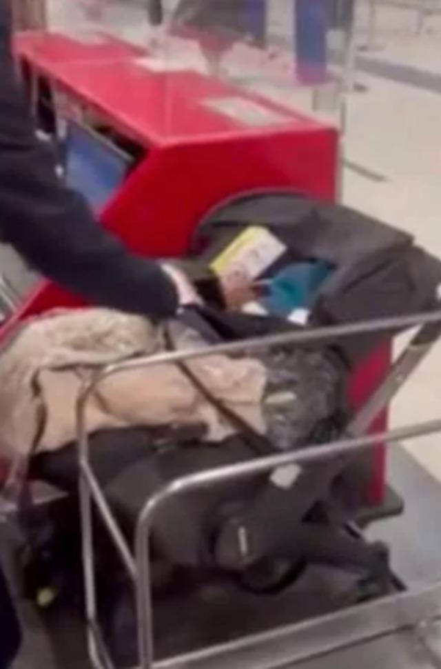 Bileti olmad iin uaa alnmayan bebeklerini havalimannda terk ettiler! Byle bir ey daha nce grmedik