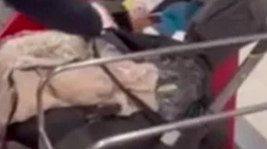 Bileti olmadığı için uçağa alınmayan bebeklerini havalimanında terk ettiler! “Böyle bir şey daha önce görmedik”