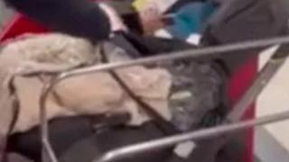 Bileti olmadığı için uçağa alınmayan bebeklerini havalimanında terk ettiler! “Böyle bir şey daha önce görmedik”