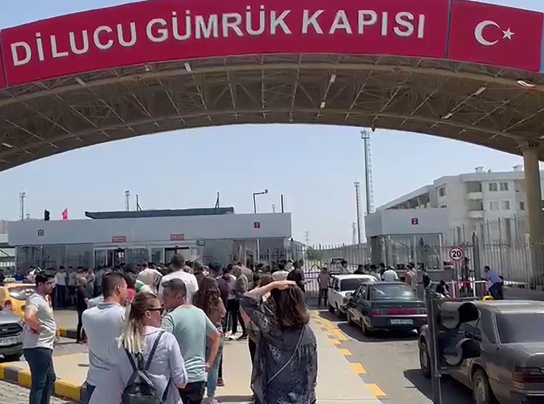 DİLUCU SINIR KAPISI'NDA UZUN KUYRUKLAR! RAHATSIZLANANLAR OLDU